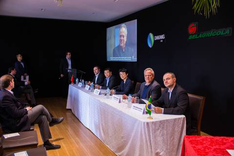 Fotografia de evento corporativo de executivos da empresa londrinense Belagrícola e a empresa chinesa Dakang Food.'