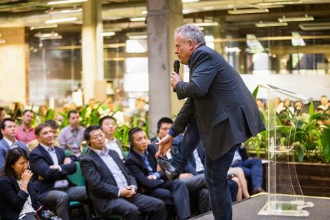 CEO da Belagrícola captado no estilo fotojornalismo por roberto custodio durante evento corporativo.'