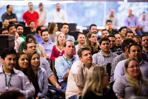 Fotografia corporativa de eventos com funcionários de empresa agrícola de Londrina.'