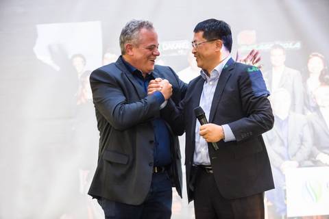 João Andreo Colofatti fundador da Belagrícola, empresa de comércio de insumos agrícola e sementes cumprimenta o diretor da Dakang Ge Junjie em fotografia de eventos corporativo'