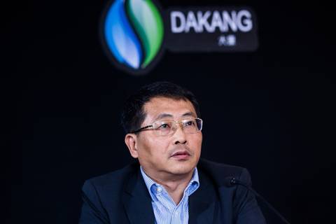 Retrato corporativo de Ge Junjie, diretor executivo da Dakang Food durante entrevista coletiva a imprensa de Londrina.'