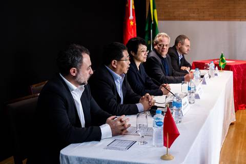 Plano geral de fotografia corporativa durante evento da Belagrícola Londrina.'
