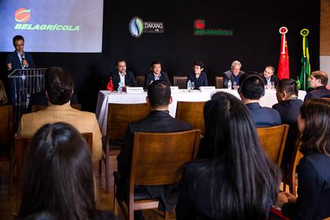 Mestre de cerimônia faz abertura de coletiva de imprensa em fotografia de evento corporativo onde foi anunciado a venda da Belagrícola para a chinena Dakang Food e Agriculture.'