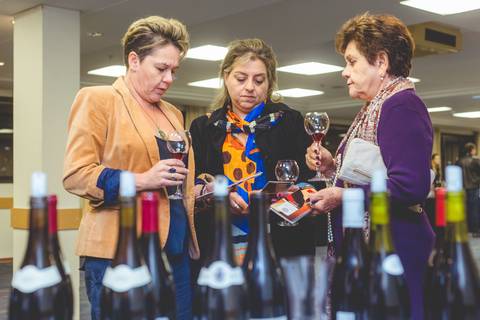Enólogos analisam qualidade de vinhos em imagem feita por Roberto Custodio, fotógrafo em Londrina-pr especializado em fotografia de eventos corporativos.'