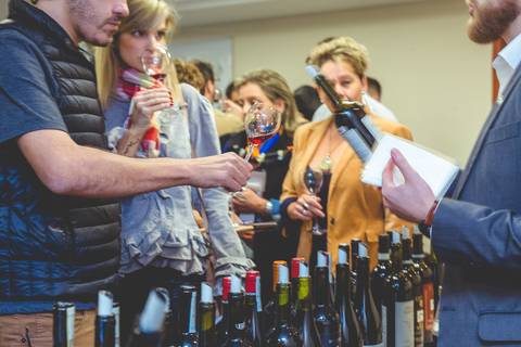 Enólogos e sommeliers de bares e restaurantes provam vinhos, as fotos são de Roberto Custodio, fotógrafo profissional em Londrina-pr especializado em fotografia de eventos corporativo.'