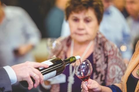 Empresária observa uma taça de vinho sendo servida durante degustação de vinhos, oferecido pela Enoteca Decanter Londrina e registrado pelo fotógrafo de Londrina Roberto Custodio. '