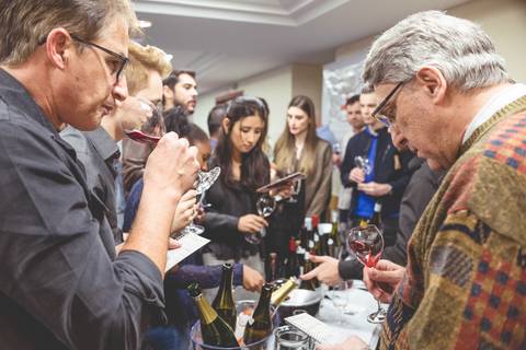 Empresários provam várias marcas de vinho em degustação promovido pela Enoteca Decanter em imagem de Roberto Custodio, fotógrafo profissional de eventos corporativos em Londrina-pr.'