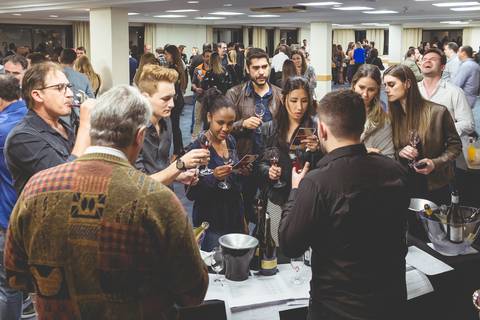 Imagem geral de fotógrafo profissional em Londrina mostra cenas de empresários e jovens enólogos em degustação de vinhos.'