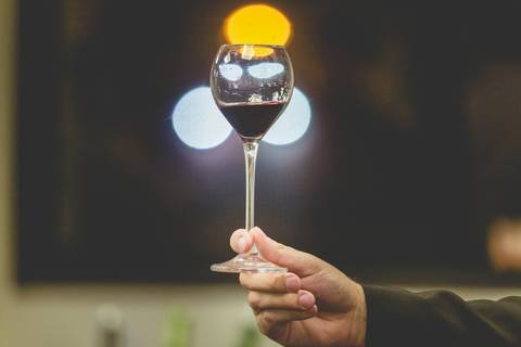 Detalhe de uma taça de vinho em fotografia de evento corporativo para Decanter Londrina.'