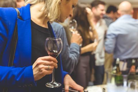 Mulher segura uma taça de vinho em cena registrada pro fotógrafo profissional de Londrina especializado em fotografia de eventos social e corporativo.'