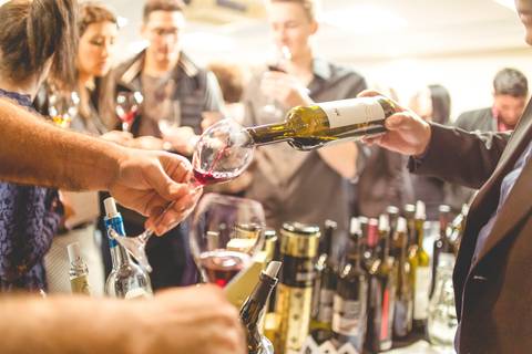 Detalhes de várias taças de vinhos sendo preenchidas de vinho em fotografia corporativa de Roberto Custodio, fotógrafo profissional em Londrina-pr.'