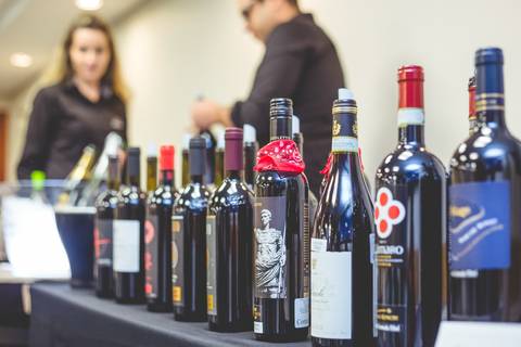 Exposição de vinhos finos, imagem feita por fotógrafo profissional de eventos em Londrina para Enoteca Decanter Londrina.'