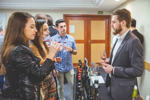 Mulheres sommeliers degustam vinhos em imagem do fotógrafo de londrina Roberto Custódio para Enoteca Decante Londrina.'