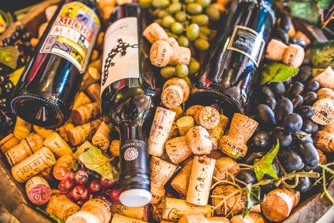 varias rolhas de garrafas de vinho em fotografia de eventos corporativo durante degustação de vinhos.'