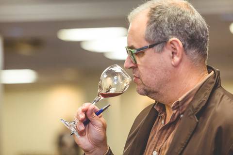Comerciante testa uma taça de vinho em imagem feita por fotógrafo profissional de eventos corporativo em Londrina-pr.'