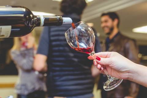 Detalhe de uma taça sendo cheia de vinho por fotógrafo profissional em Londrina Roberto Custodio.'
