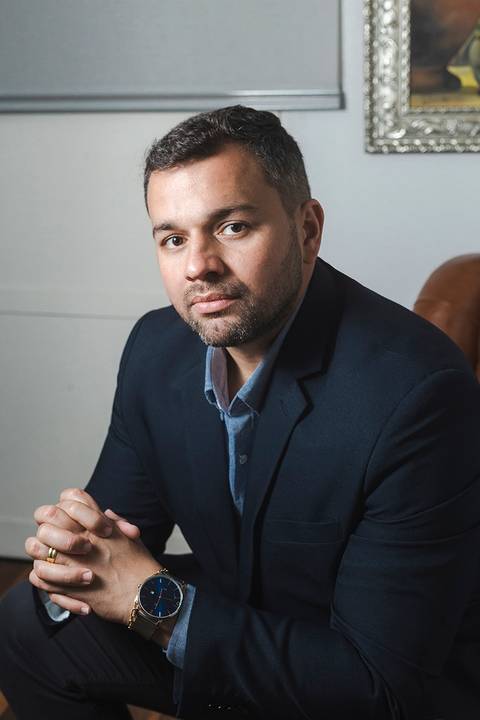 Roberto Custodio, fotógrafo especialista em retrato corporativo e perfil pessoal em Londrina PR. Realce sua imagem profissional!
'