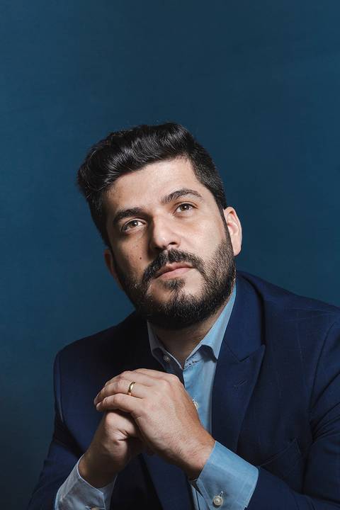 Valorize seu perfil profissional com retrato corporativo. Fotógrafo Roberto Custódio, especialista em imagem empresarial em Londrina Pr.
'
