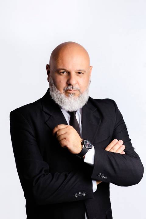 Retrato corporativo e perfil pessoal de alta qualidade em Londrina PR. Agende com Roberto Custódio, estúdio fotográfico.'