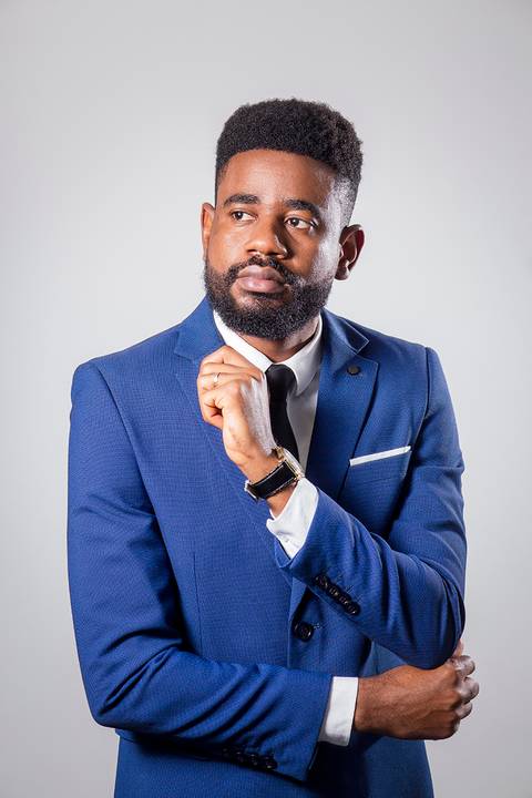 Retratista profissional de perfil pessoal: Fortaleça seu perfil pessoal com Roberto Custodio. Fotógrafo especialista em Londrina PR.
'