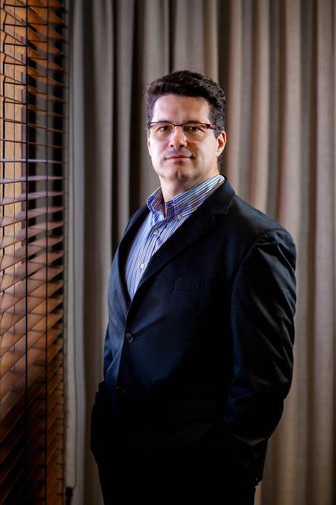 Retrato corporativo e perfil pessoal com o fotógrafo Roberto Custodio especialista em retratos em Londrina PR.
'