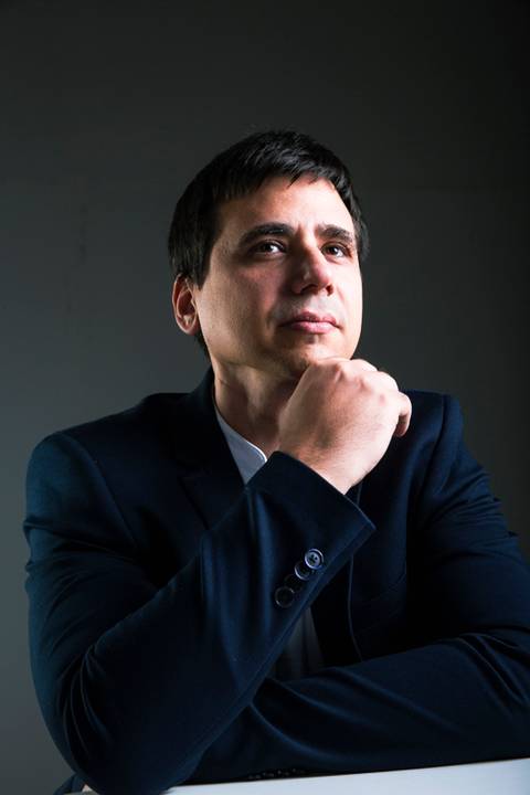 Fotógrafo corporativo em Londrina: Roberto Custódio oferece sessões dinâmicas e resultados excepcionais para sua carreira.'