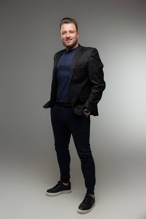 Fotógrafo em Londrina especializado em branding pessoal. Valorize sua trajetória com imagens de alta qualidade.'