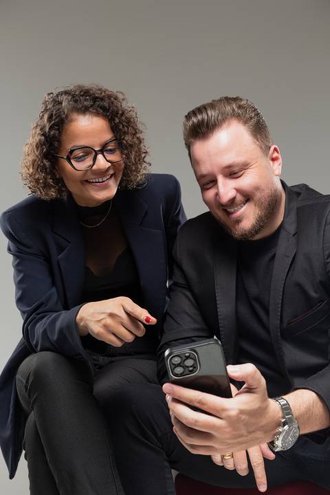 No nosso estúdio fotográfico em Londrina, criamos o cenário perfeito para seu ensaio de posicionamento de imagem.'