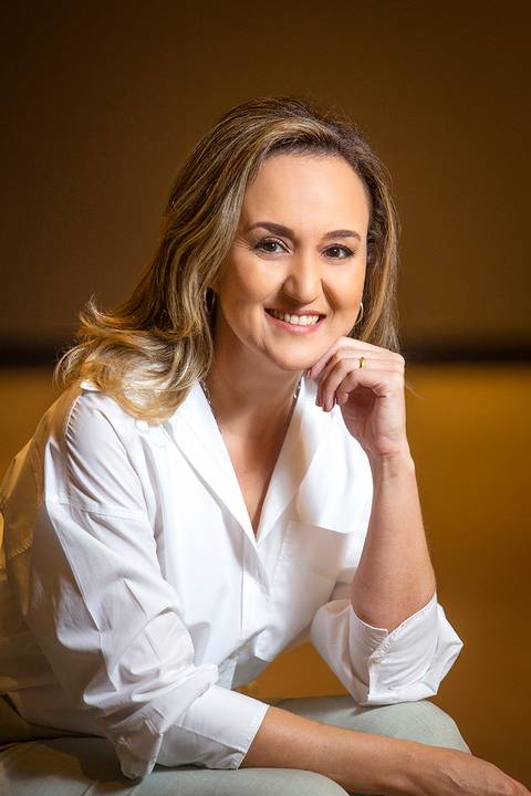 Retratista especializado em capturar a verdadeira essência de pessoas. Valorize sua imagem! Roberto Custodio fotografia faz retrato corporativo e perfil pessoal em Londrina PR.'