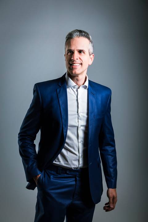 Imagem profissional com Roberto Custódio fotografo em londrina PR, fotógrafo em londrina referência em retrato corporativo em londrina, retrato profissional em londrina PR e headshot.'