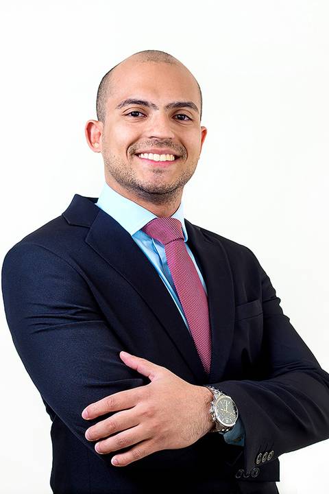 Sua imagem profissional em primeiro lugar. Roberto Custodio faz retrato corporativo em Londrina PR.'