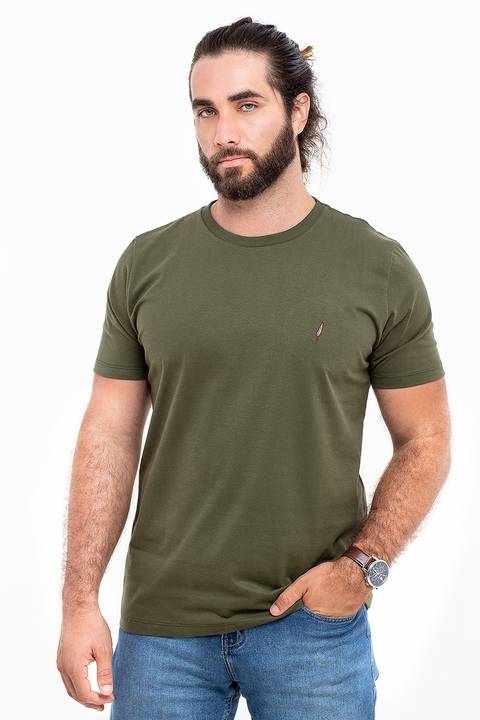 Modelo posa com camiseta verde para fotografia publicitária e comercial em Londrina PR.
'