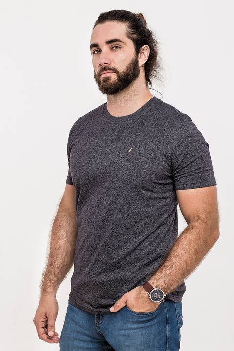 Camiseta cinza em fotografia de produto still por  Roberto Custódio, fotógrafo publicitário e comercial em Londrina PR.'