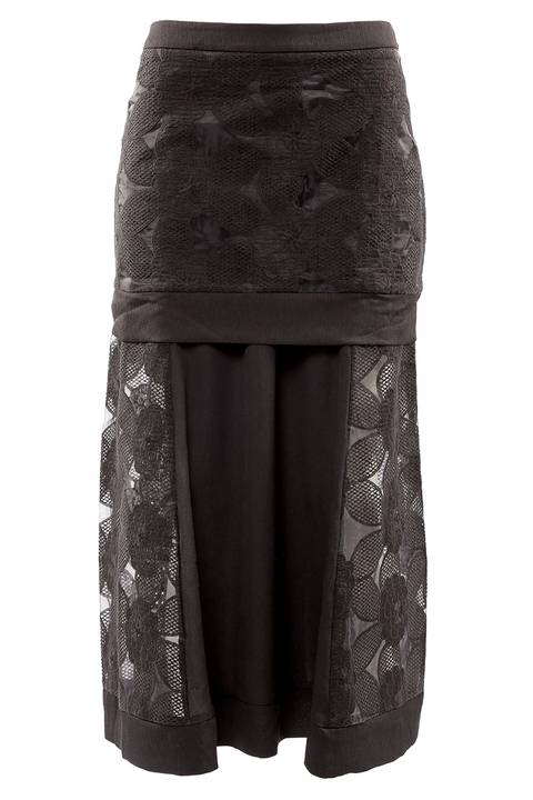 Saia preta em ensaio fotográfico para catálogo pelas lentes de Roberto Custódio, fotógrafo profissional de produto comercial e publicitário em Londrina PR.
'