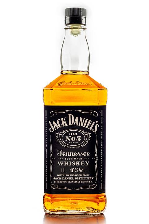 Fotografia still life em fundo branco de uma garrafa de Jack Daniels para uso publicitário em Londrina -PR -Brasil.
'
