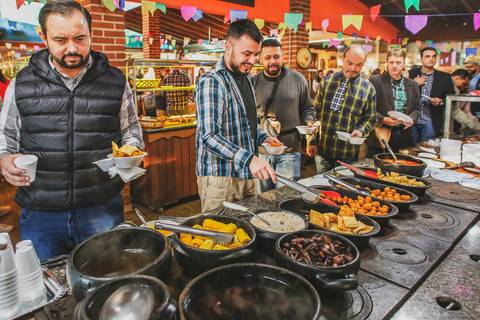 Pessoas se servindo em jantar, fotógrafo de eventos corporativos em Londrina-Pr registrou o momento.
'