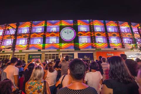Multidão se aglomera durante canta de Natal em imagem registrada por Roberto Custódio, fotógrafo de eventos corporativos e empresarial em  Londrina-PR.'