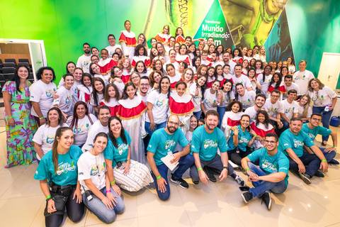 Imagem de um coral durante cantata de natal em fotografia corporativa, a imagem é de Roberto Custódio, fotógrafo de eventos corporativos em Londrina-Pr.
'