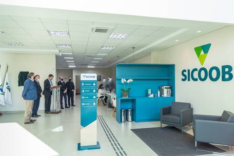 Fotografia de evento corporativo da inauguração de agência de cooperativa na Rua Maringá em Londrina-PR'