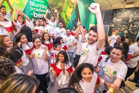 Homem comemora ação bem feita em fotografia de evento corporativo em Londrina-Pr.'
