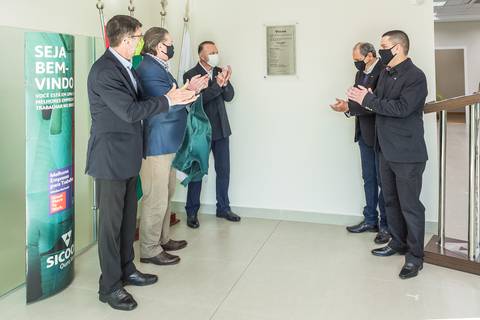 Fotógrafo de evento corporativo registra descerramento de faixa durante inauguração, na imagem toda a importância de um fotógrafo profissional  como  Roberto Custódio em Londrina -PR.
'