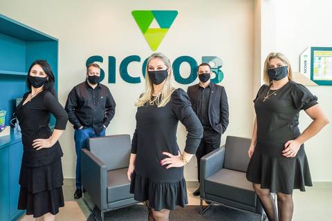 Roberto Custódio, fotógrafo empresarial em registra fotografia de grupo em uma agência bancária em Londrina-Pr'