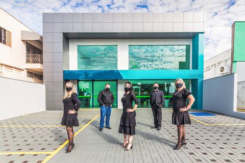 Fotógrafo empresarial Roberto Custódio em serviço fotográfico ao banco Sicoob de Londrina-PR.'