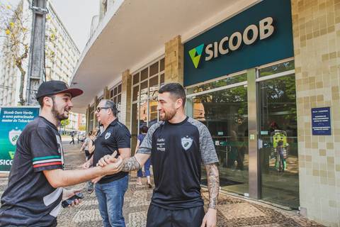 Fotógrafo empresarial Roberto Custódio flagra torcedor cumprimentando jogador de futebol em Londrina-Pr.'