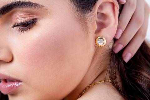 Modelo segura o cabelo em fotografia de semijoia por Roberto Custodio, fotografo de produtos em Londrina PR.'