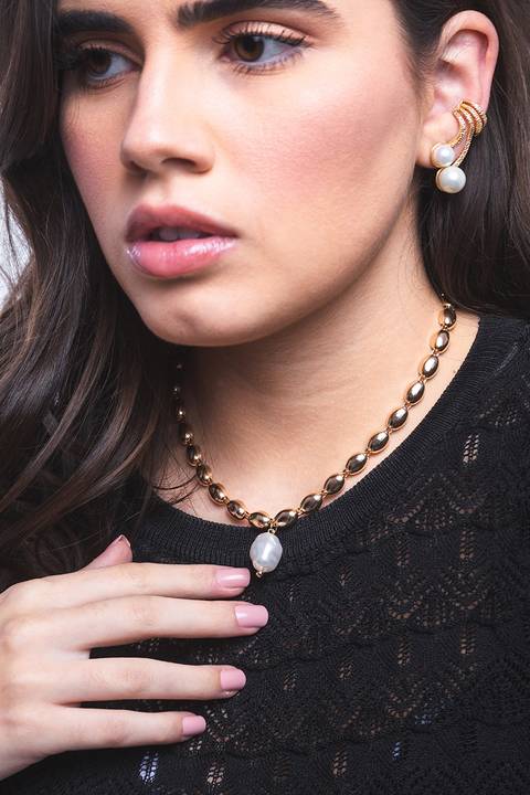 Modelo aponta perola para sessão de fotografia de joia e semijoias em Londrina PR.
'