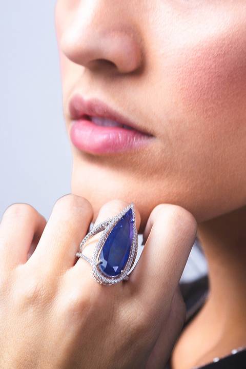 Anel com pedra azul feito por Roberto Custodio, fotógrafo de produtos, joias e semijoias em Londrina PR.
'