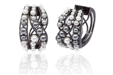 Anel preto com pérolas feito pelo fotógrafo profissional em produtos, joias e semijoias Roberto Custodio em Londrina PR.
'