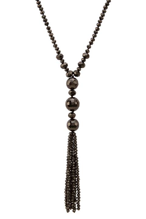 Colar de pedras pretas registrado para catálogo por fotógrafo de joias e semijoias em Londrina PR.'