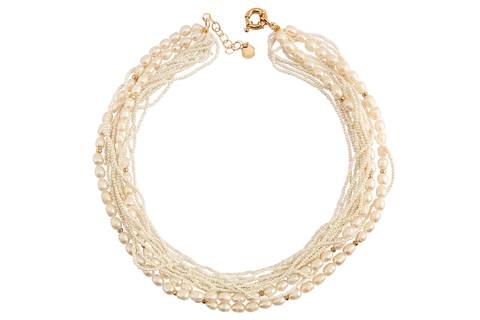 Pulseira em pérolas brancas numa fotografia still life  de Roberto Custódio, fotógrafo de produtos, joias e semijoias em Londrina PR.
'